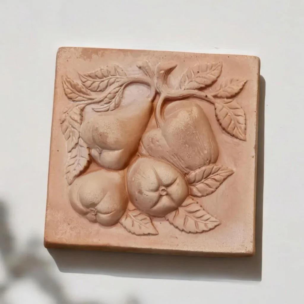 Handarbeit aus Italien: Wandrelief Kürbis 18x18cm