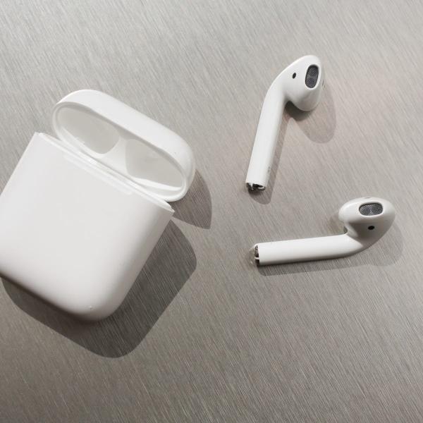 Wireless Bluetooth Earbuds with Charging Case (AirPods Style – White)