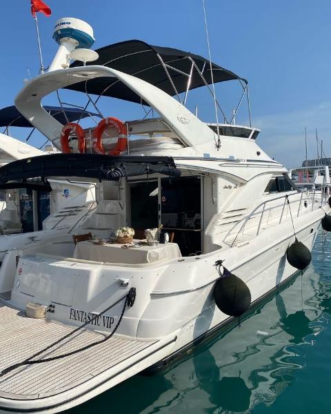 Luxury yacht azimuth 70 flybridge