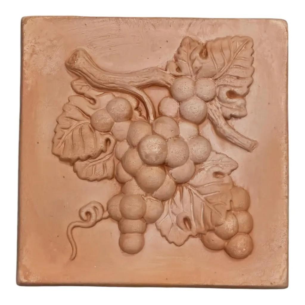Handarbeit aus Italien: Wandrelief Weintrauben 18x18cm